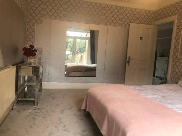 Double Bedroomマンチェスター エクステリア 写真